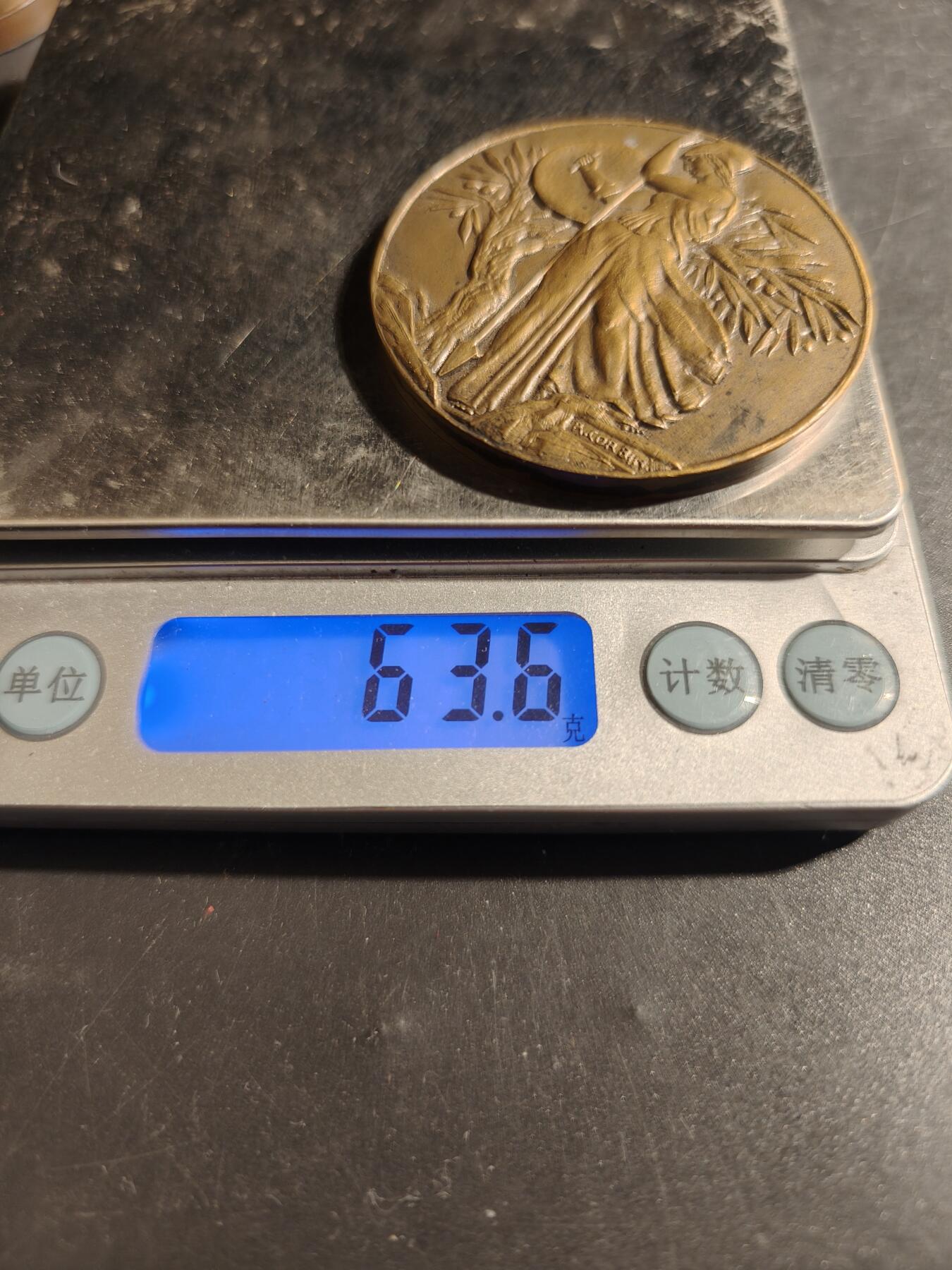 老王徽章第178期 法国剑盾女神大铜章    大师科尔宾作品    直径50mm    重量63.6g