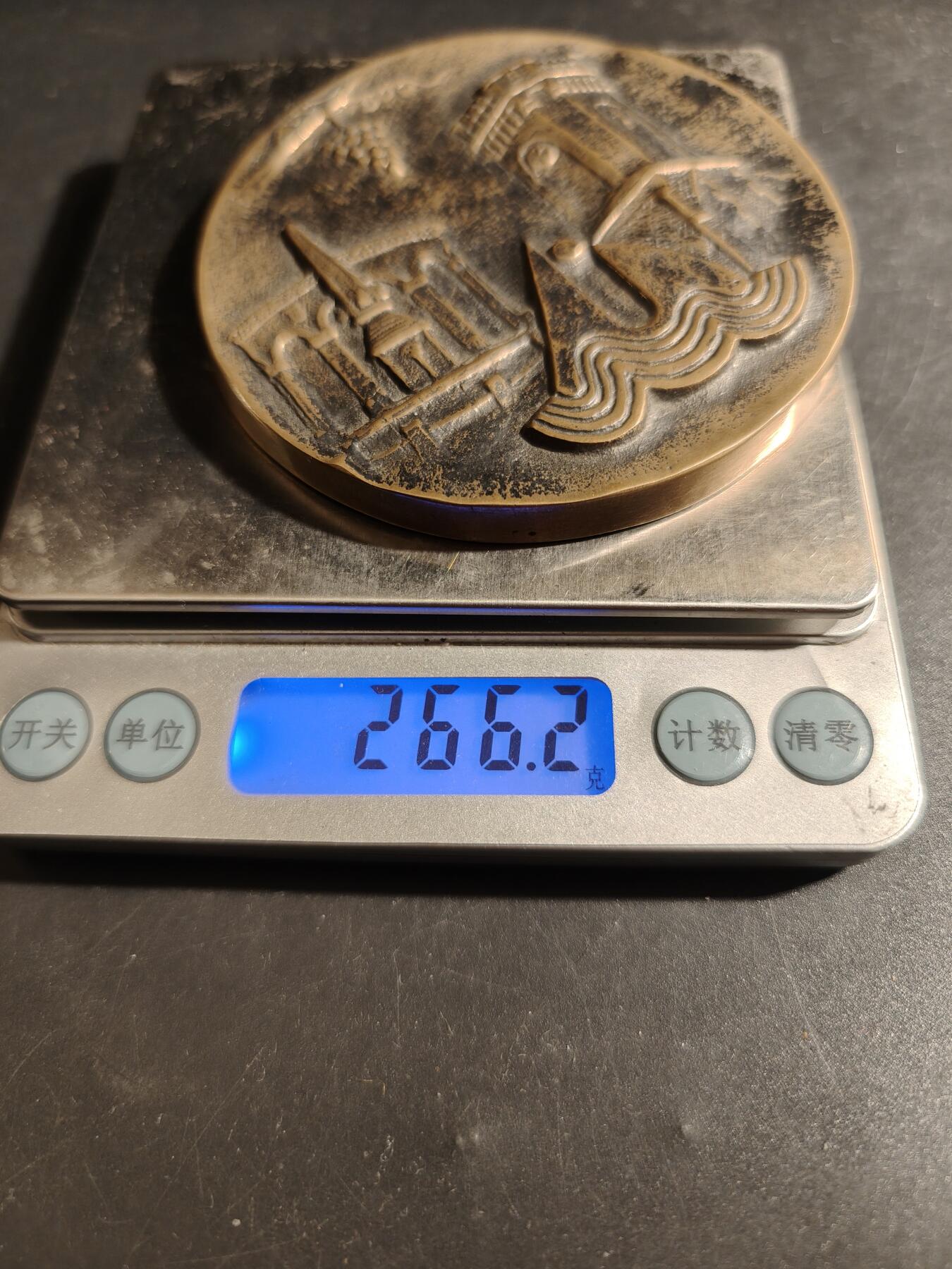 老王徽章第178期 法国维亚斯市荣誉纪念章    直径81mm   重量266.2g