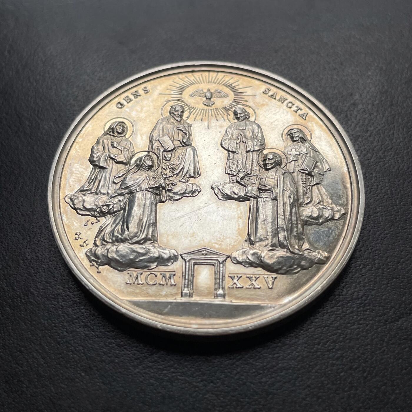 「木头集藏」章牌精品专场！ 1925年梵蒂冈教皇庇护十一世（1922—1939年在位）年度封圣银章，直径：44mm，33.6 g，品相不错。