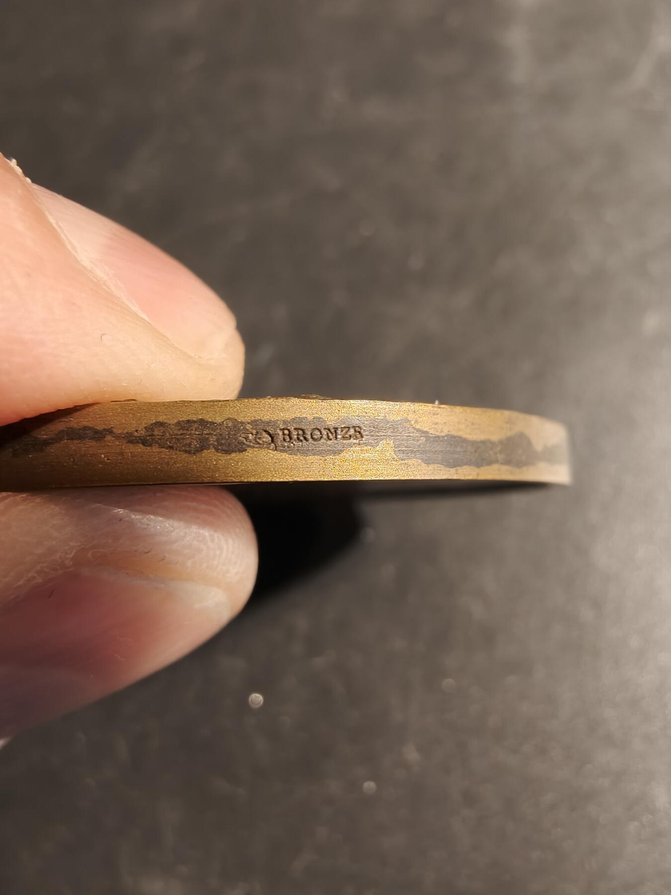 老王徽章第178期 法国剑盾女神大铜章    大师科尔宾作品    直径50mm    重量63.6g