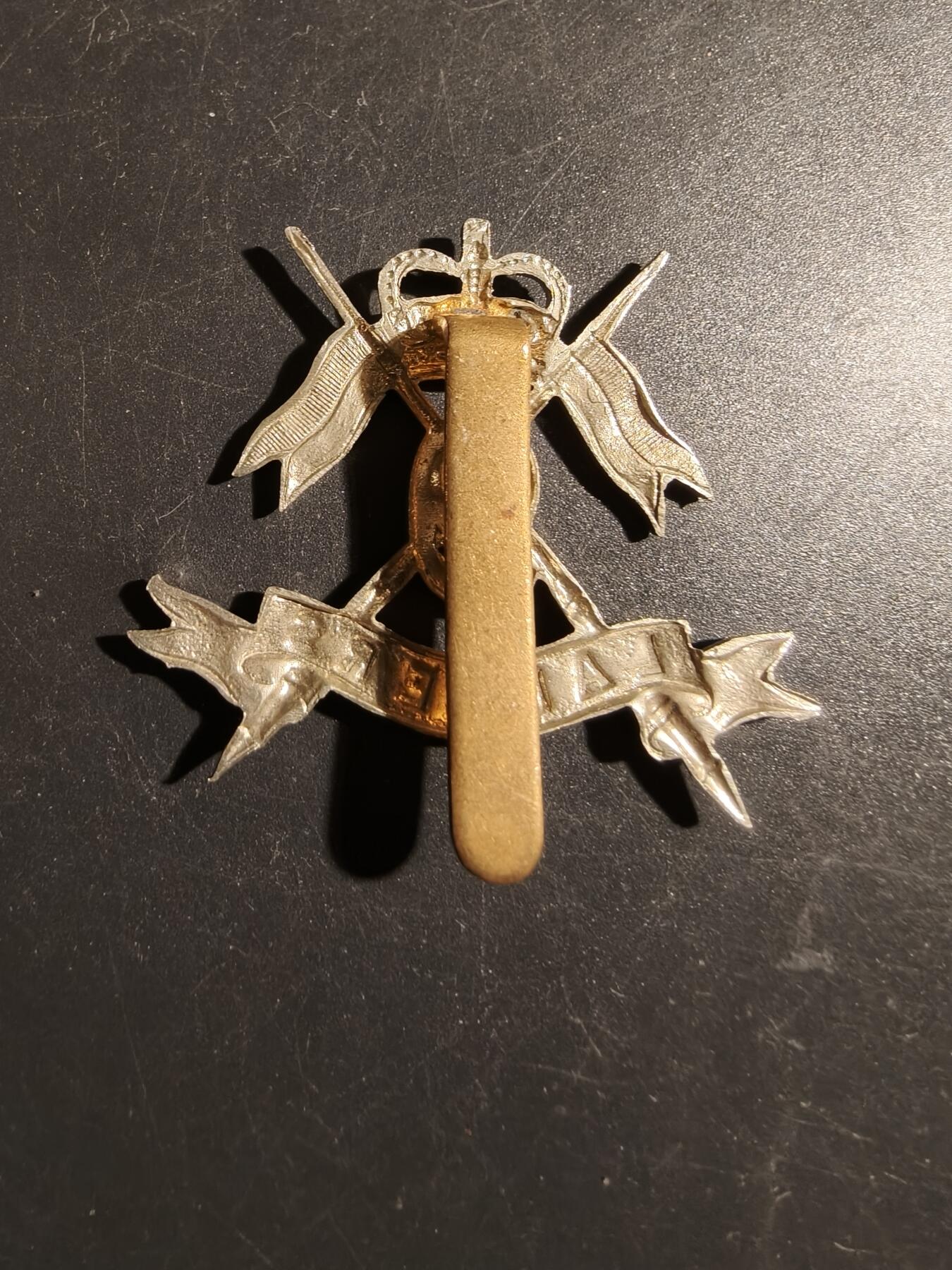 老王徽章第178期 英国陆军第9枪骑兵团帽徽    女王早期版