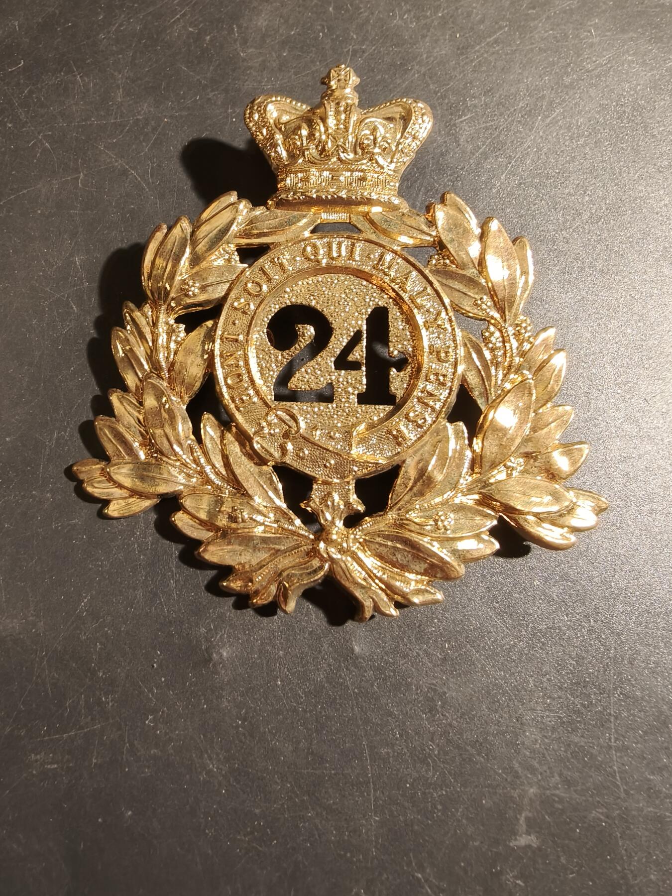 老王徽章第178期 英国陆军第24步兵团(南威尔士边境团)大型沙柯帽徽     维多利亚女王时期     尺寸90×90mm