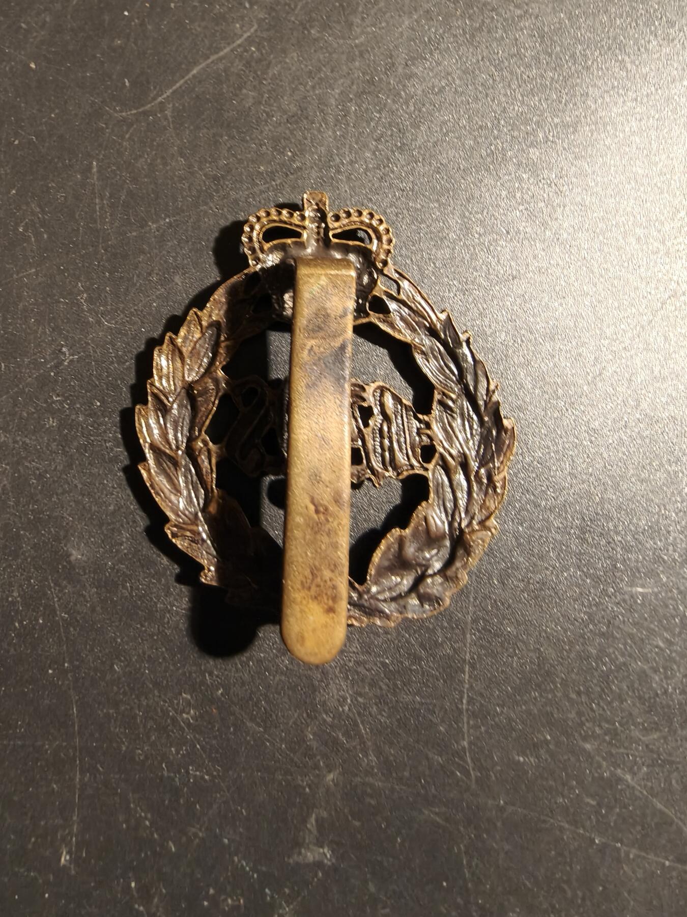 老王徽章第178期 英国陆军第2近卫龙骑兵团帽徽     女王早期版