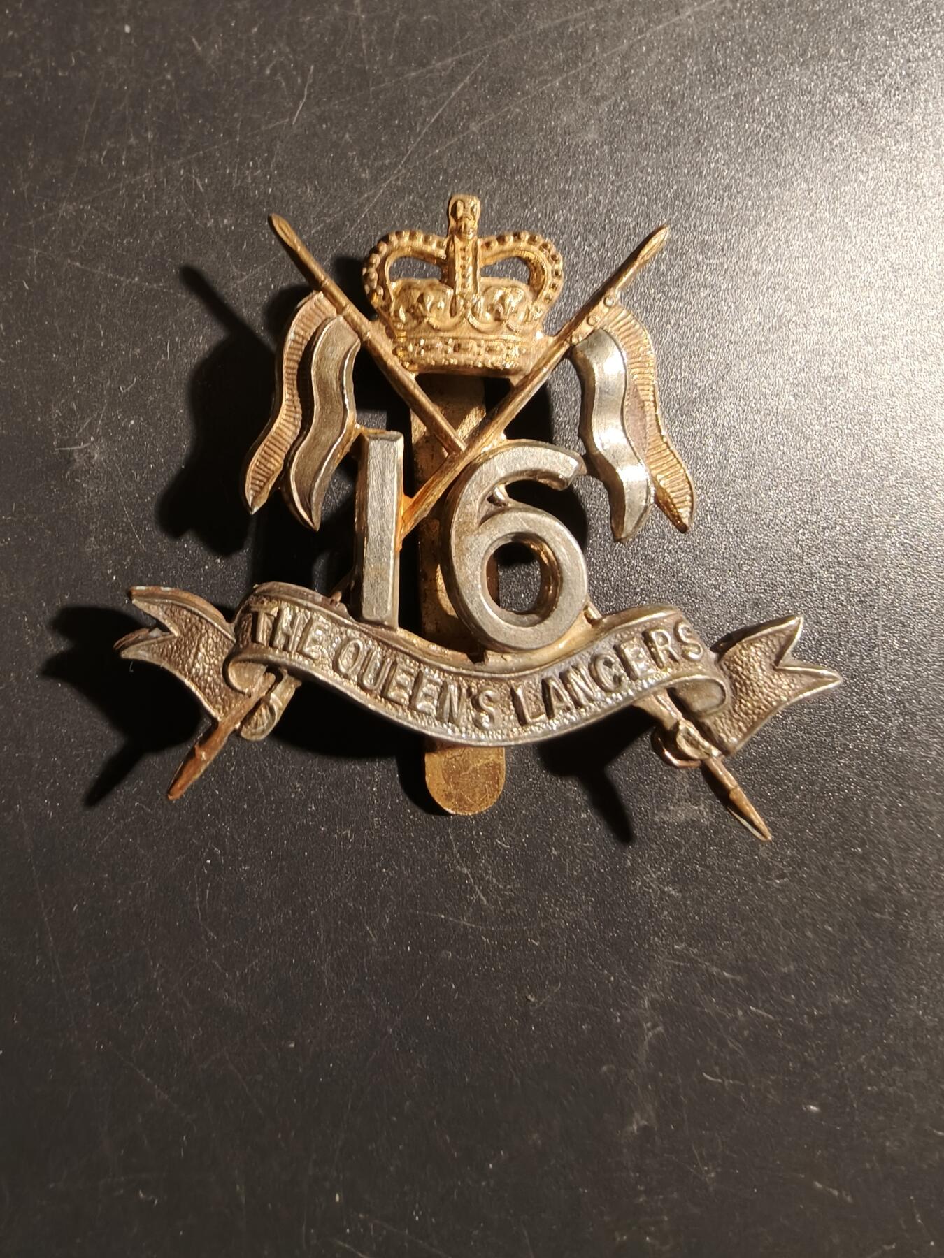 老王徽章第178期 英国女王第16枪骑兵团帽徽      女王早期