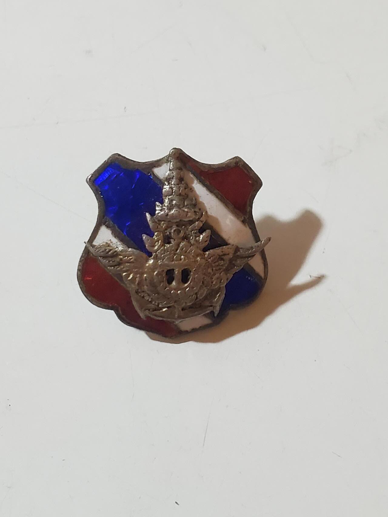 韵星假日拍卖第三十八期 -- Rimey Holidays Auction 38 泰王国二战时期拉玛8世银制皇家军队证章 可当袖口使用 银镀金珐琅 表面标志也为银制作 后续不在生产 珐琅镀金无损 详情 起拍: 0元