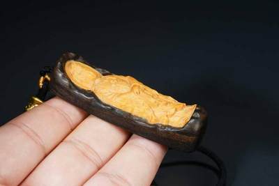 上海都达杂项专场七十三【全场包邮】 天然海南沉香镶嵌黄杨木精雕《南海观音》挂件 附鉴定证书86-283