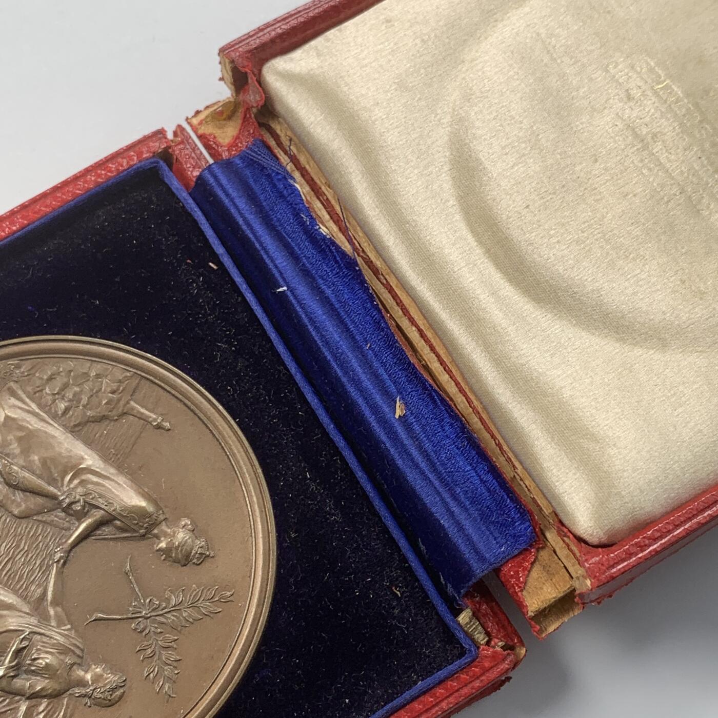 掌中浮雕-藏着的欧洲第050场 1903年法国总统埃米尔·卢贝访问英国纪念，64mm，原盒有破损