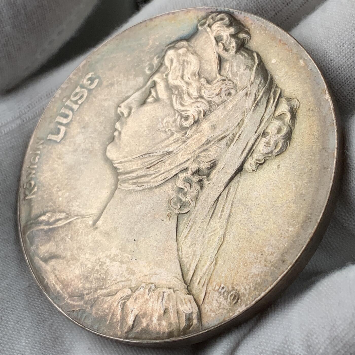 掌中浮雕-藏着的欧洲第050场 1901年王后露易丝镀银铜章， 60.5mm，R. Mayer雕刻，背面是王后看着两个王子玩耍。非常温馨！