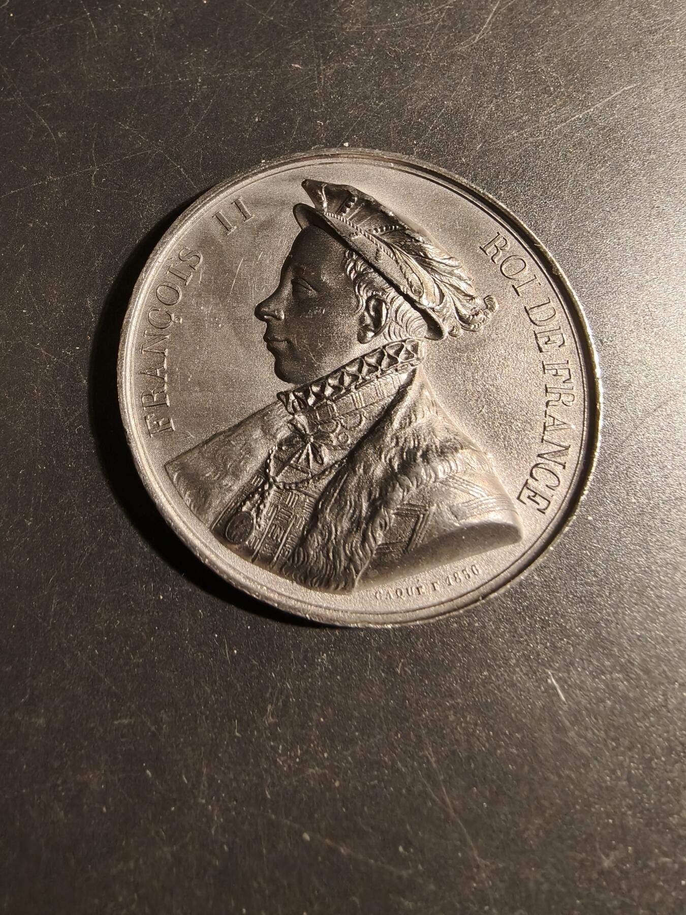 老王徽章第178期 法国历任国王纪念章    弗朗索瓦二世   少见锡质     直径50mm    重量43.6g