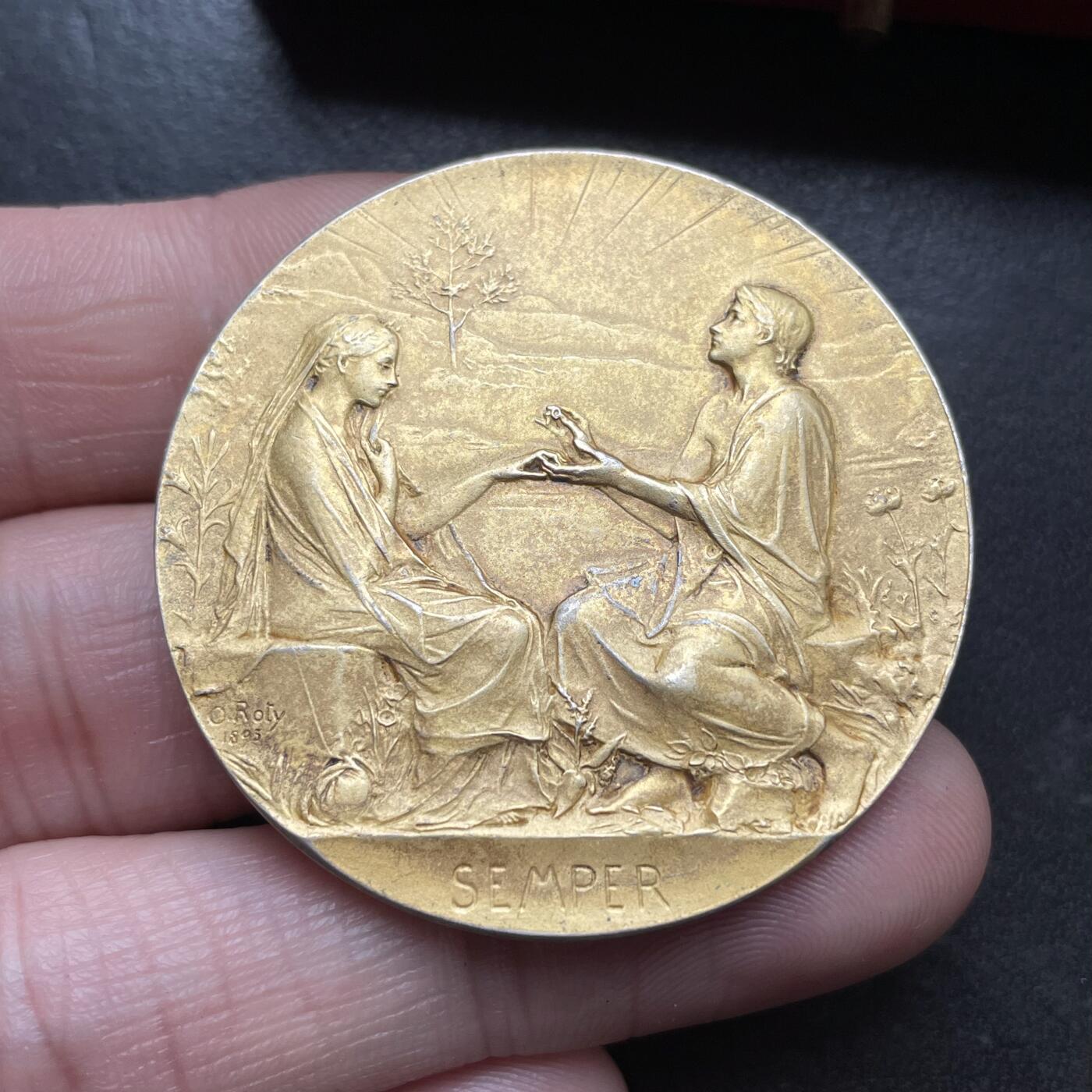 「木头集藏」章牌精品专场！ O.Roty～1900年法国“SEMPER”永恒的爱 婚礼40周年纪念银章 直径：41 mm，31 g  边铭：丰饶角 ARGENT  名家经典，很少见镀金版本，品相不错，精致皮盒正常使用。