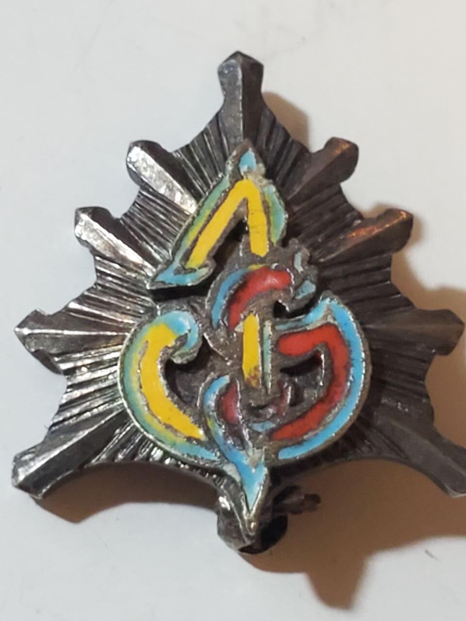 韵星假日拍卖第三十八期 -- Rimey Holidays Auction 38 泰王国银制皇家服务奖章拉玛9世时期 整体包括别针均为银制 彩色珐琅完好 颁发给高级内务官员 少见