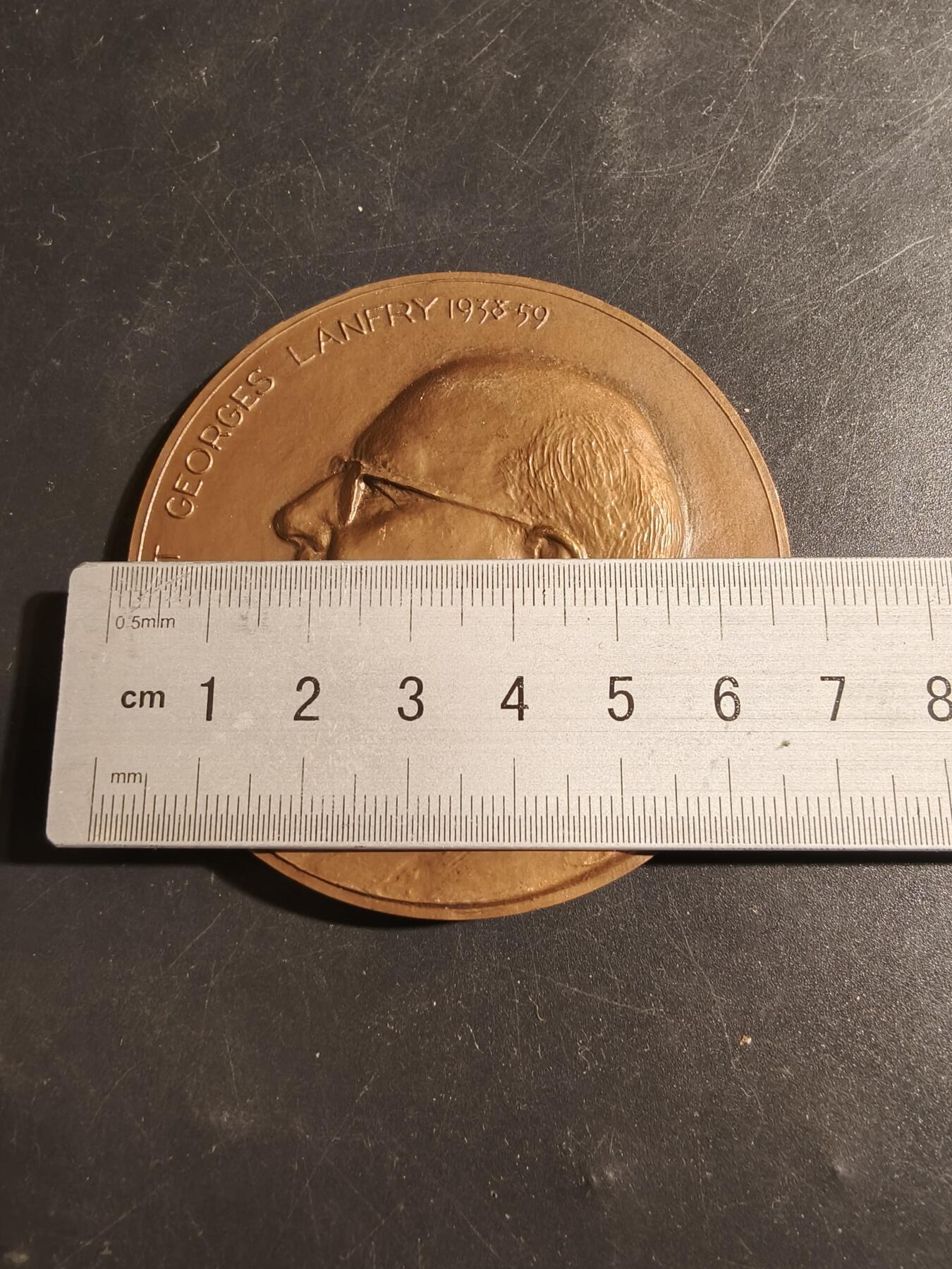 老王徽章第178期 法国建筑与公共工程学徒中央协调委员会大铜章     正面为主席乔治兰弗里       直径68mm    重量164.9g     高浮雕