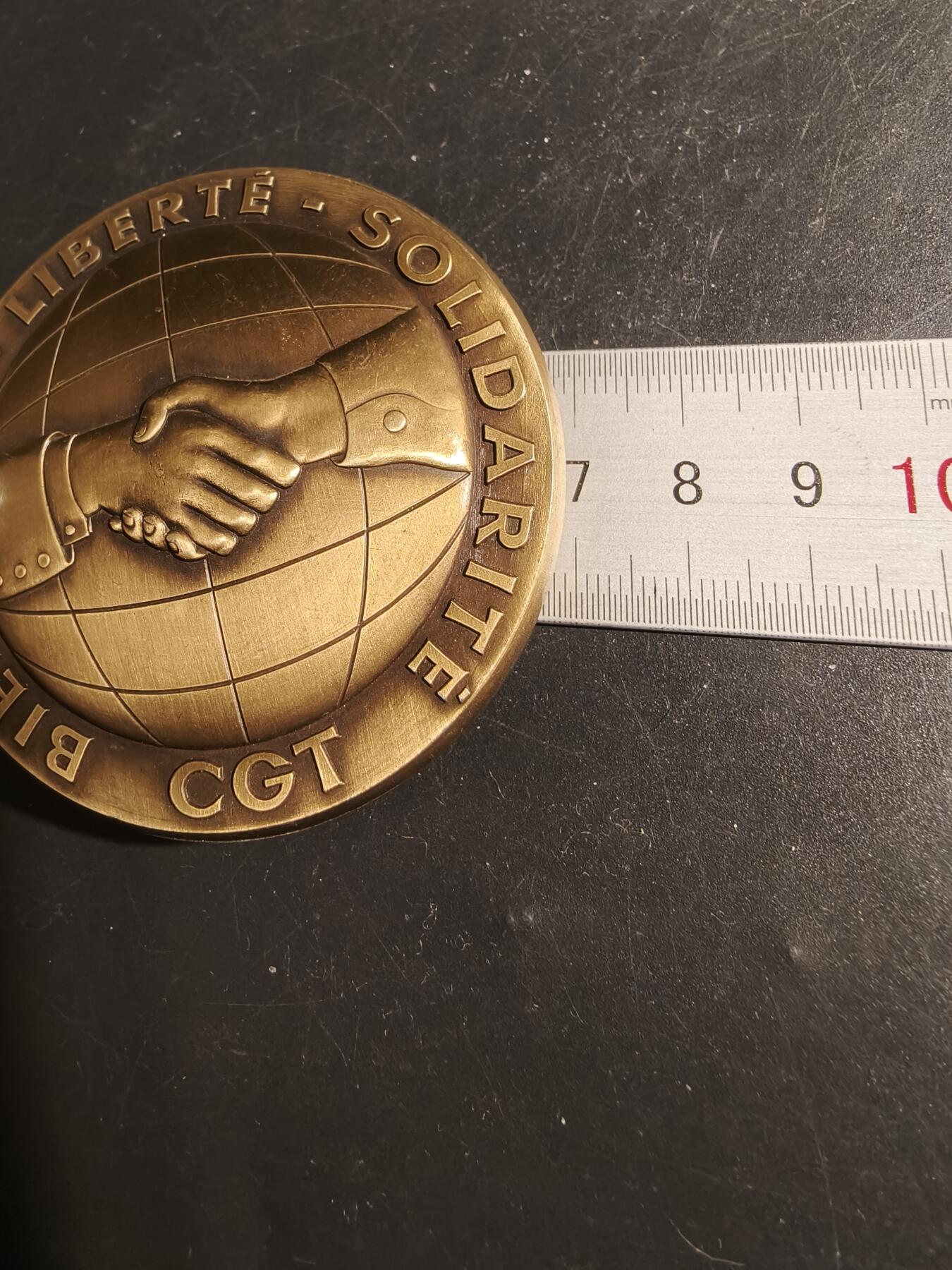 老王徽章第178期 法国蒙索莱米讷矿工工人联合会成立100周年大铜章    直径68mm    重量232g