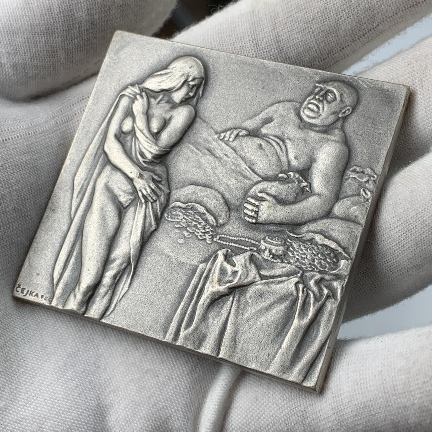 掌中浮雕-藏着的欧洲第050场 欧洲百年名章《欲望与诱惑》镀银章，56.0mm*60.0mm  