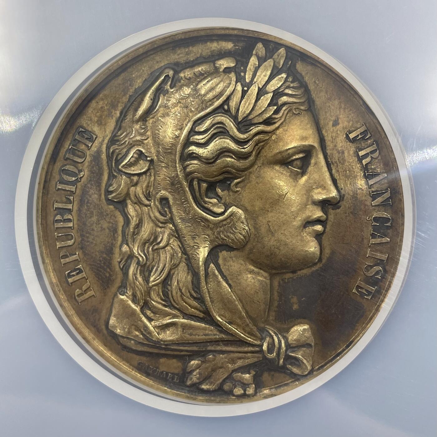 「木头集藏」章牌精品专场！ 1876年法国参议院镀金银章，MS 62，   直径：51 mm，66.6  g，边铭：蜜蜂 ARGENT （1860-1879年），获奖人： 埃米尔·布尔博（Émile Bourbeau），担任参议员期间，他积极为北部地区争取铁路建设与工业补贴，推动了加来海峡省的煤炭与纺织业发展。少见镀金银版，高浮雕刻画，品相不错。