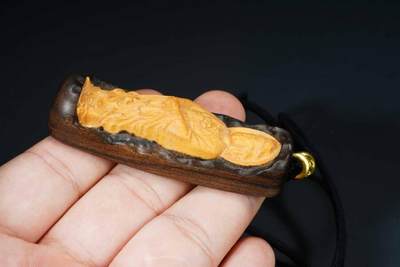 上海都达杂项专场七十三【全场包邮】 天然海南沉香镶嵌黄杨木精雕《南海观音》挂件 附鉴定证书86-283