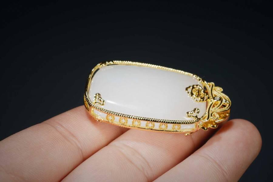 上海都达杂项专场五（全场包邮） 和田羊脂白玉嵌镀金 平安无事牌挂件87-5