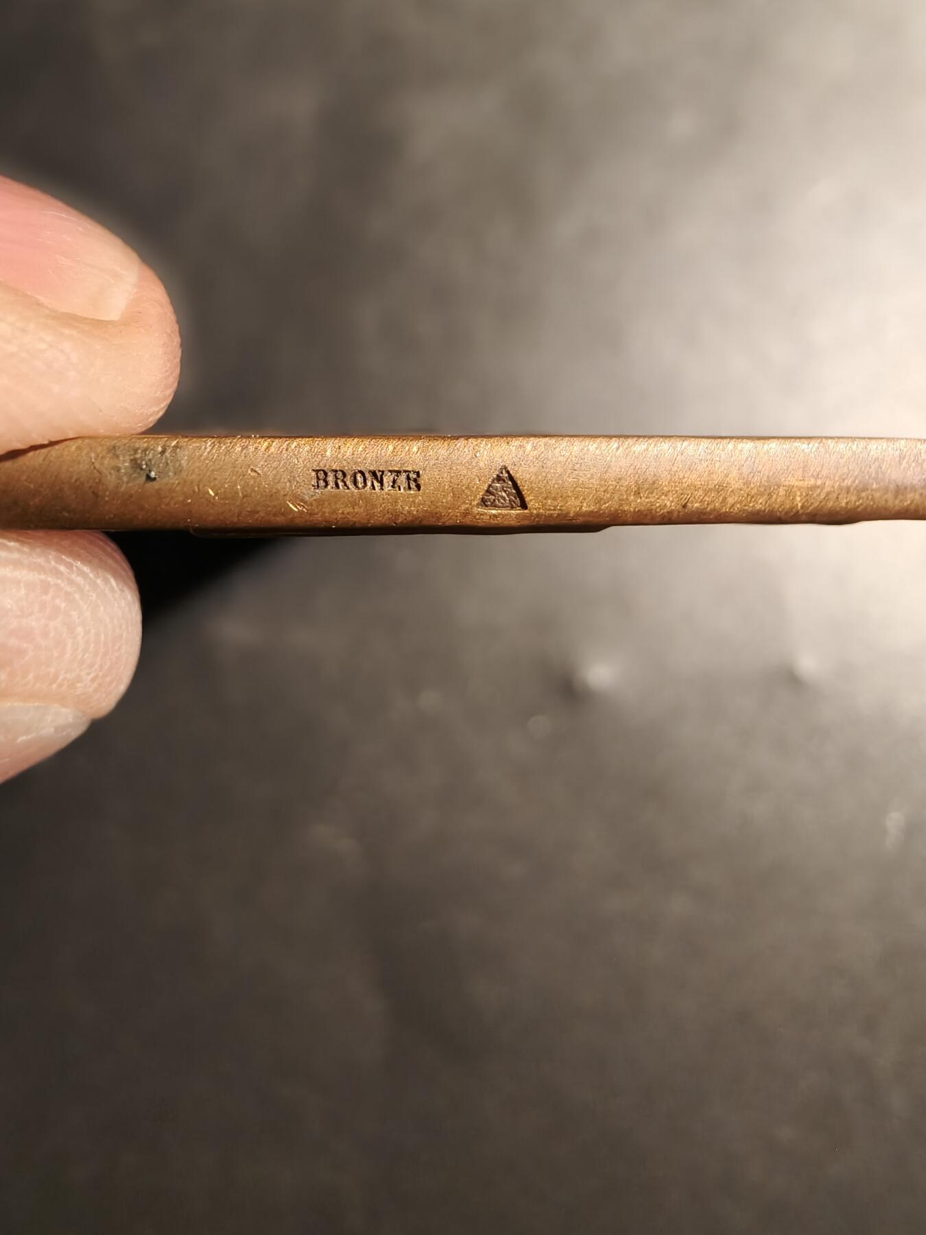 老王徽章第178期 法国“和平寓言”主题方形大铜章     一手持盾一手执剑的女性在保护一位小孩      大师皮列作品     尺寸50×68mm    重量88.5g