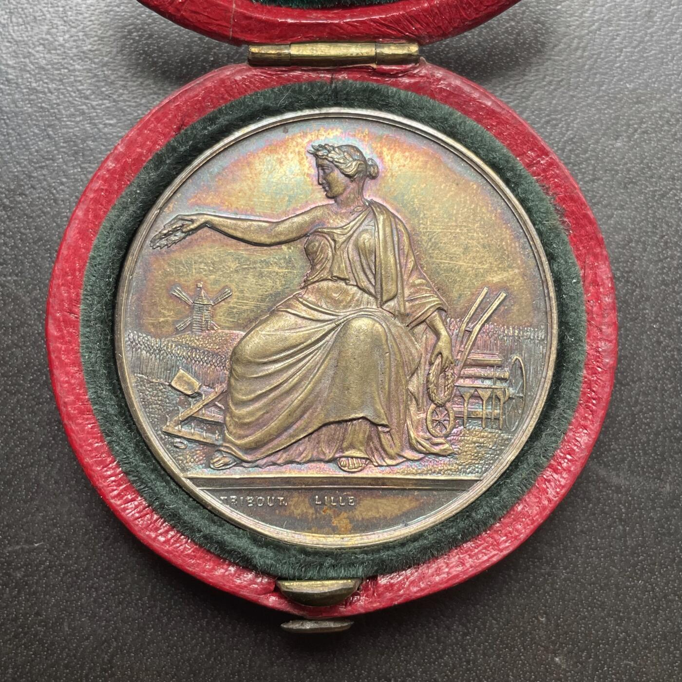 「木头集藏」章牌精品专场！ 法国里尔农业竞赛原盒银章，直径：36 mm，22.2 g，边铭：丰饶角 ARGENT，彩色氧化，品相不错，原皮盒正常使用！ 