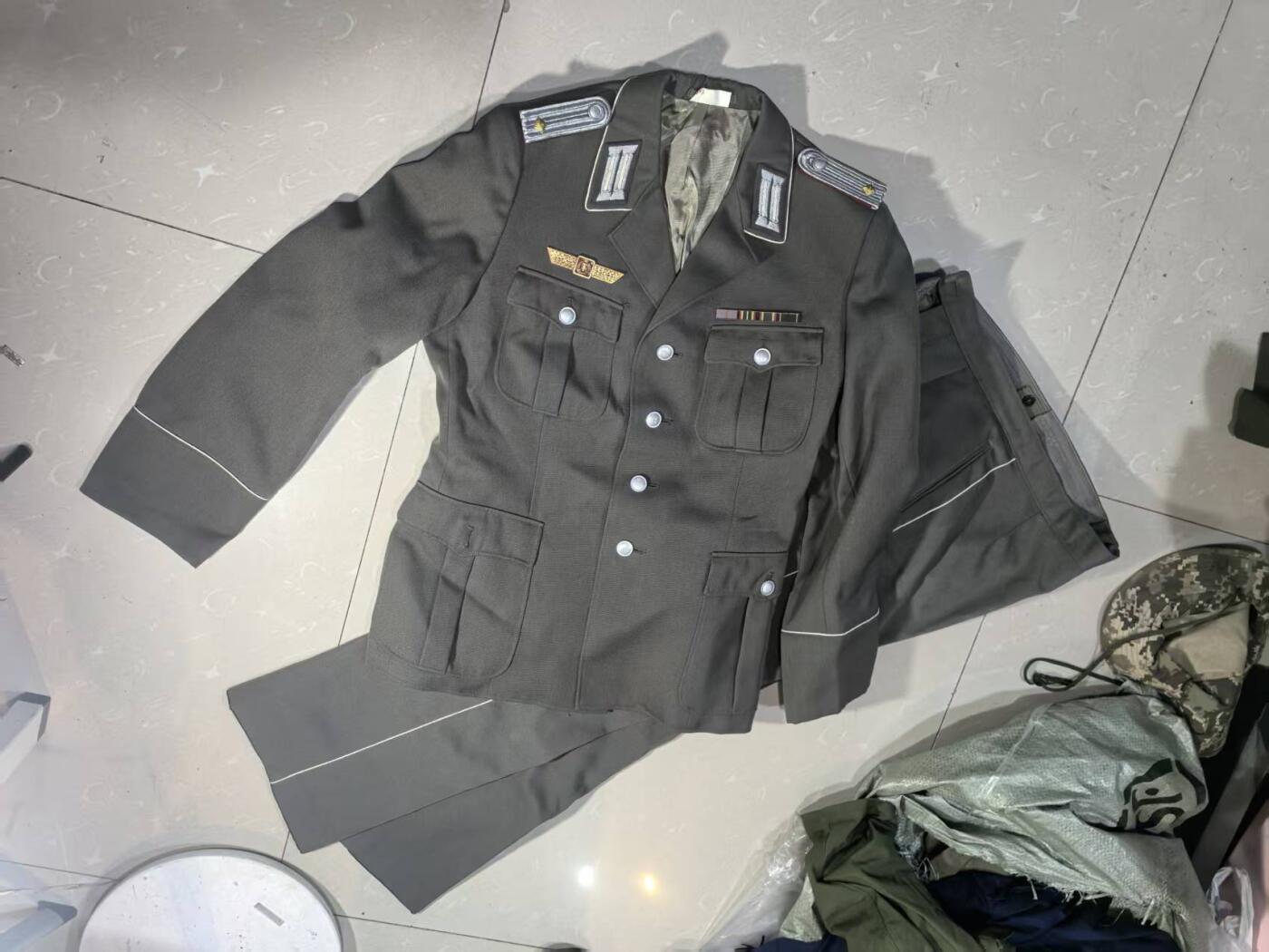 罗岚⭐爱藏⭐甄选专拍第四场-分享拍场赚佣（实体经营） 民主德国国家安全部（史塔西）少尉套装 G52-0带全新配饰 成色基本全新