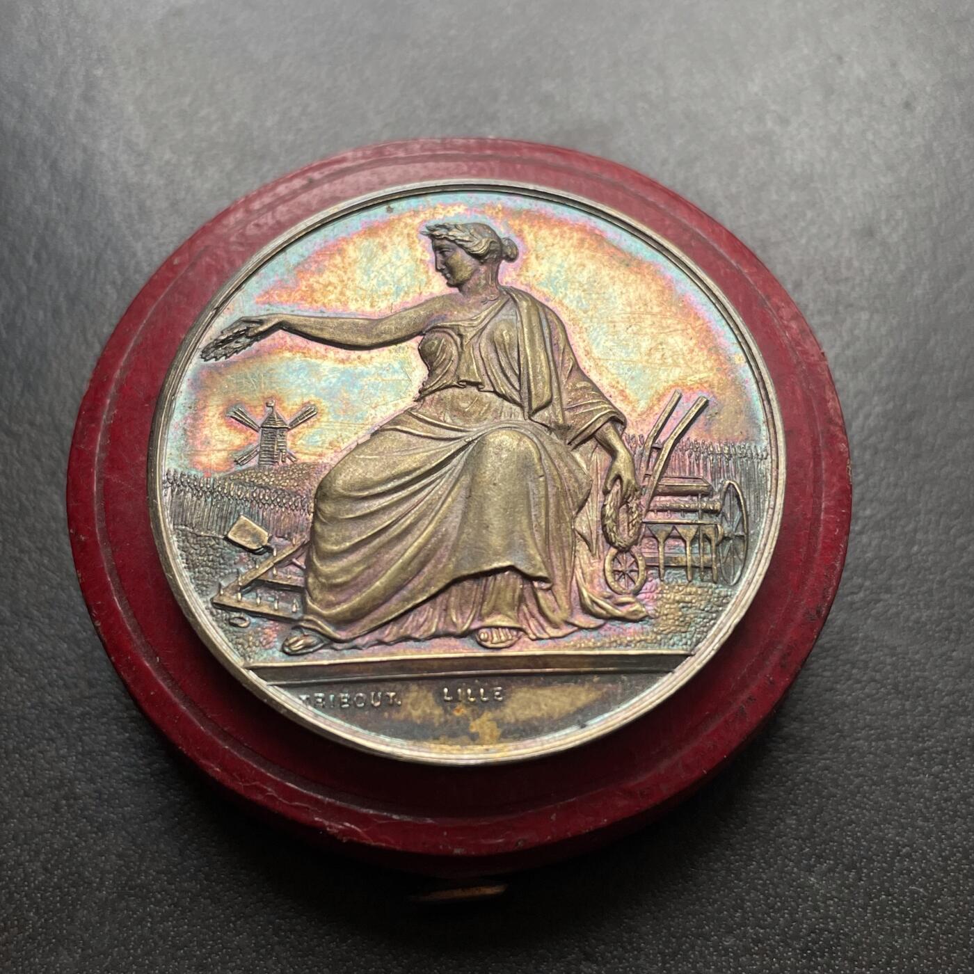 「木头集藏」章牌精品专场！ 法国里尔农业竞赛原盒银章，直径：36 mm，22.2 g，边铭：丰饶角 ARGENT，彩色氧化，品相不错，原皮盒正常使用！ 