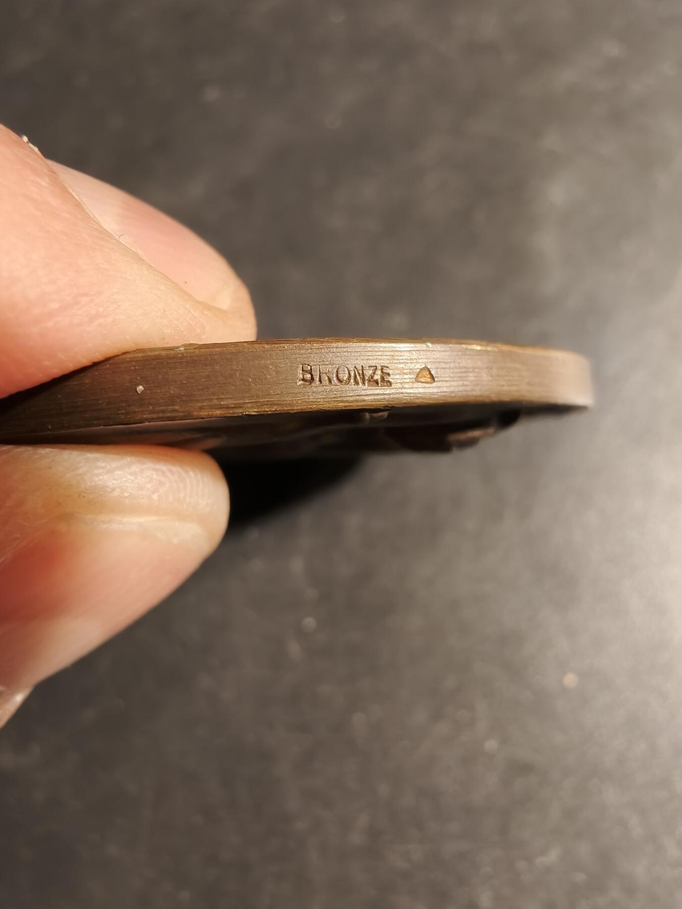 老王徽章第178期 法国电气公司大铜章   大师Dropsy作品    直径54mm    重量73.9g