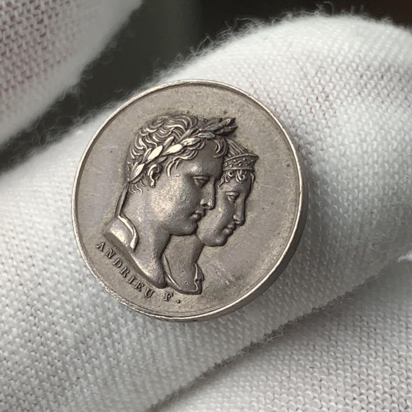 掌中浮雕-藏着的欧洲第050场 1811年法国拿破仑系列之罗马王诞生纪念小银章，15mm,1.95g