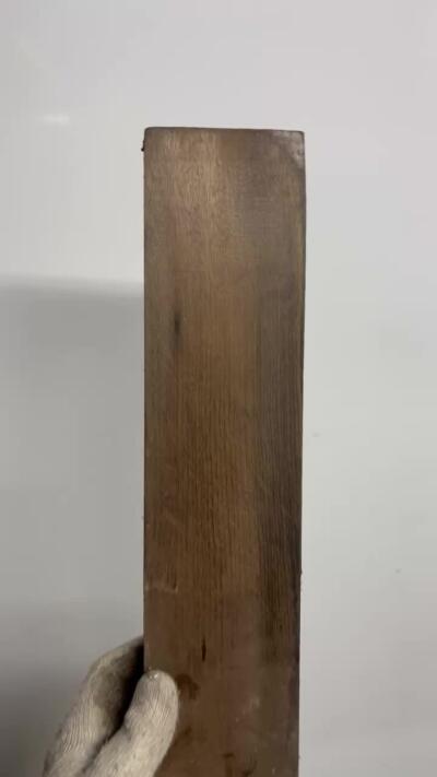 零元拍：01-18-3乌木金丝楠 可做镇尺切牌子。我用砂纸磨了半截就满金丝药香，尺寸约：53.8/8/2.8厚CM。