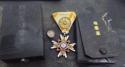 各国勋章奖章拍卖第47期 - 日本勋四等瑞宝章，白字带盒略，配皮套