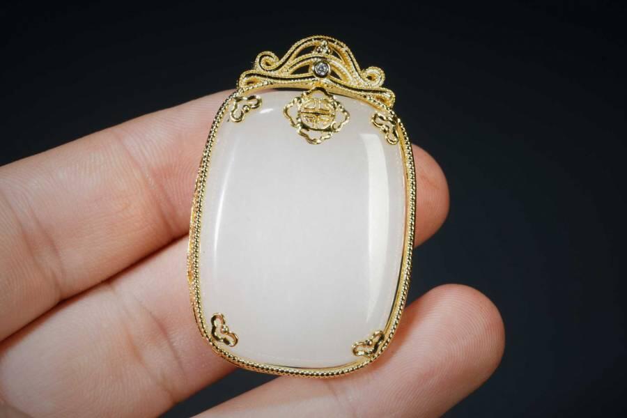 上海都达杂项专场五（全场包邮） 和田羊脂白玉嵌镀金 平安无事牌挂件87-5