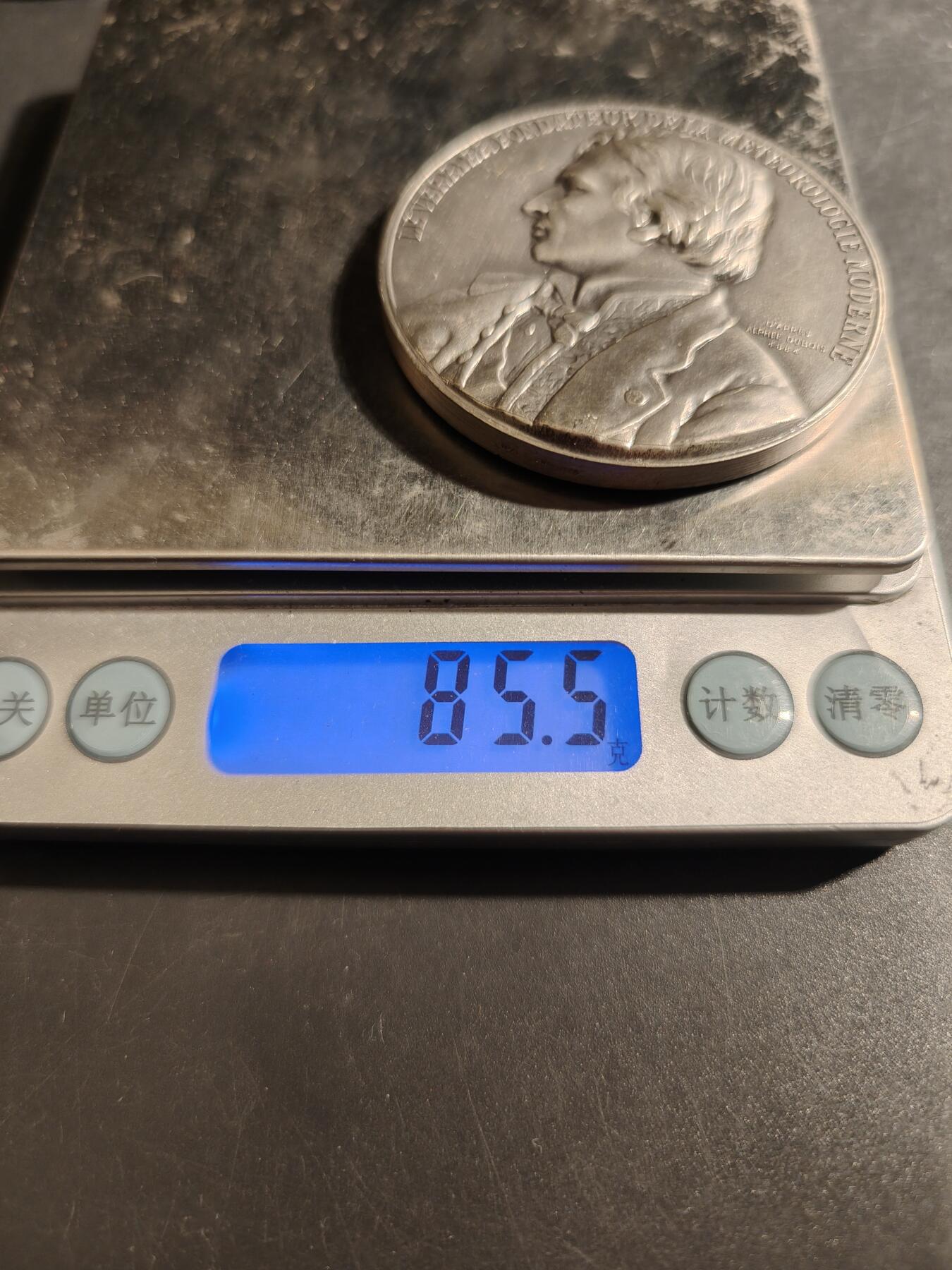 老王徽章第178期 法国天文学家和数学家奥本·勒维耶镀银大铜章     他是海王星的发现者     直径53mm    重量85.5g