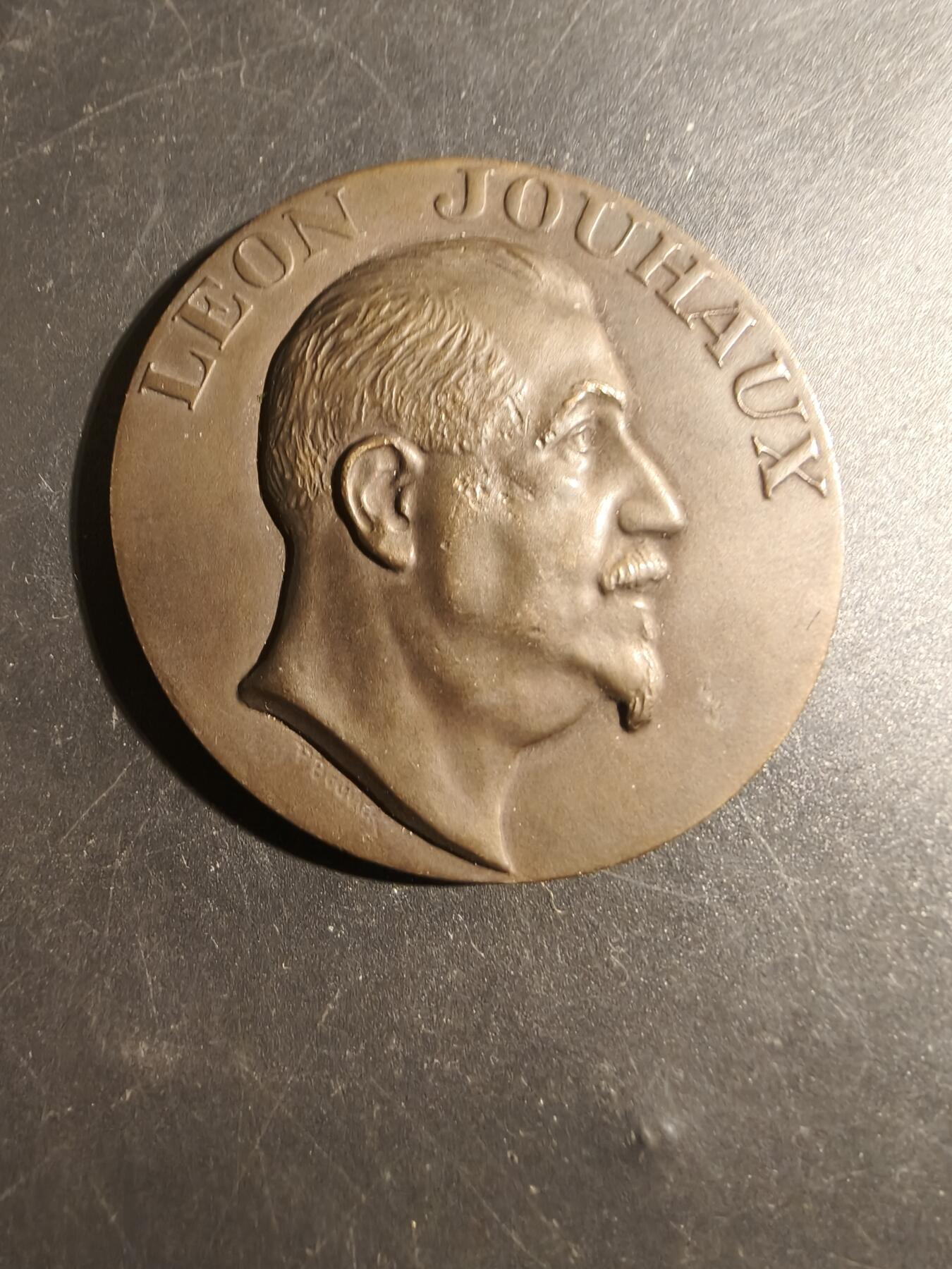 老王徽章第178期 1951年诺贝尔和平奖得主、法国工会领袖莱昂·茹奥克斯大铜章      铭文为“幸福与自由“      直径58mm     重量86.2g