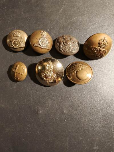 老王徽章第178期 - 英国皇家炮兵、服务军团、机电工程师、总务团制服铜扣一组7枚(铜扣6枚)      尺寸25mm-19mm不等