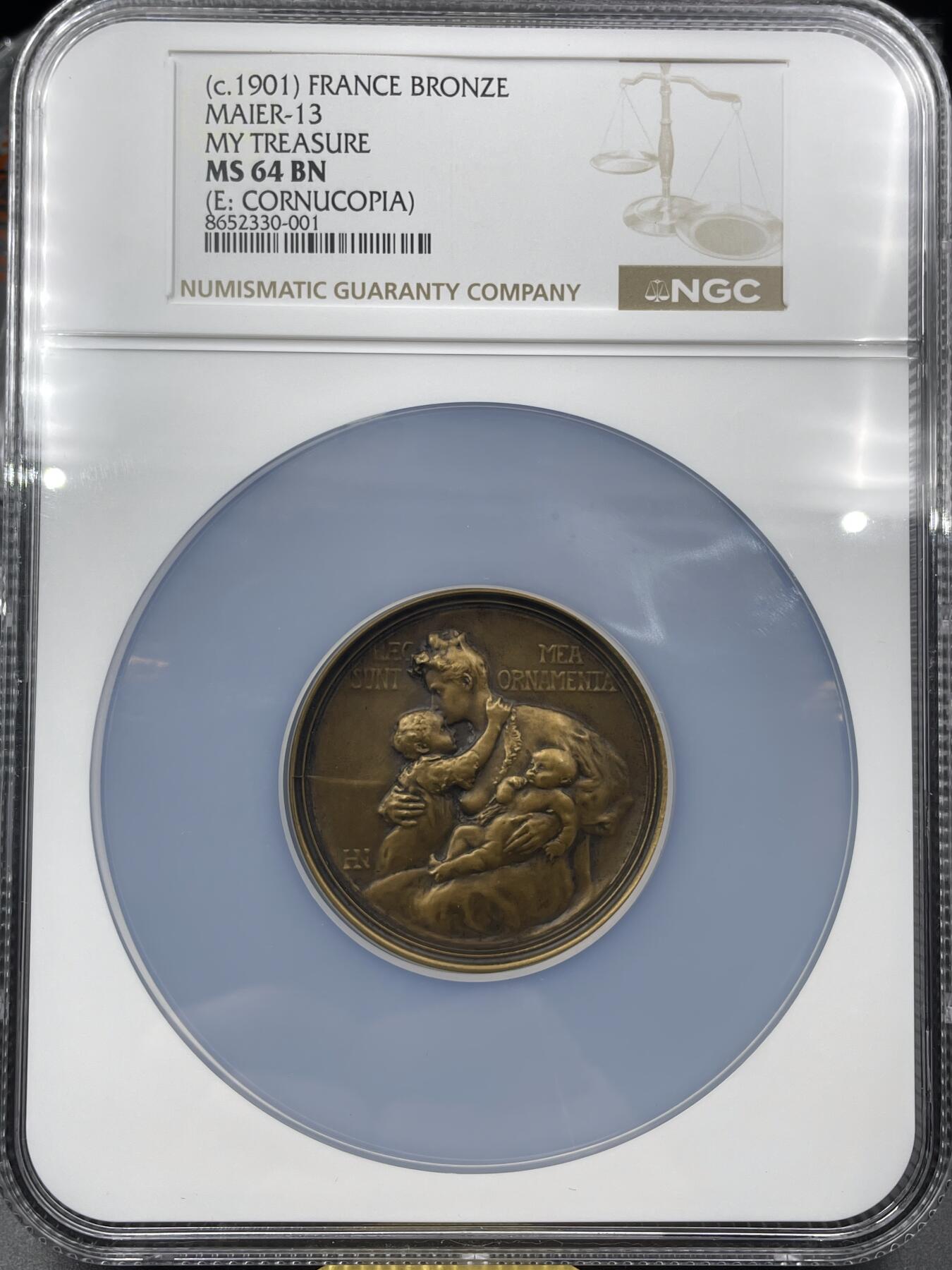 「木头集藏」章牌精品专场！ 法国Henry Nocq～SAMF协会13号作品铜章“我的珍宝”，MS64 ，母爱题材经典章牌，品相极佳。法兰西章牌之友协会（SAMF）1901年发行，52mm，铜章发行量仅151枚，边铭丰饶角+BRONZE+火蝾螈+限量编号252。  SAMF协会章是法国新艺术章牌最杰出的代表，历来受到章牌收藏者的追捧。