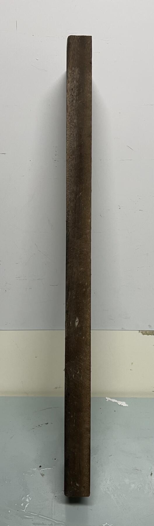 零元拍：01-18-3乌木金丝楠 可做镇尺切牌子。我用砂纸磨了半截就满金丝药香，尺寸约：53.8/8/2.8厚CM。