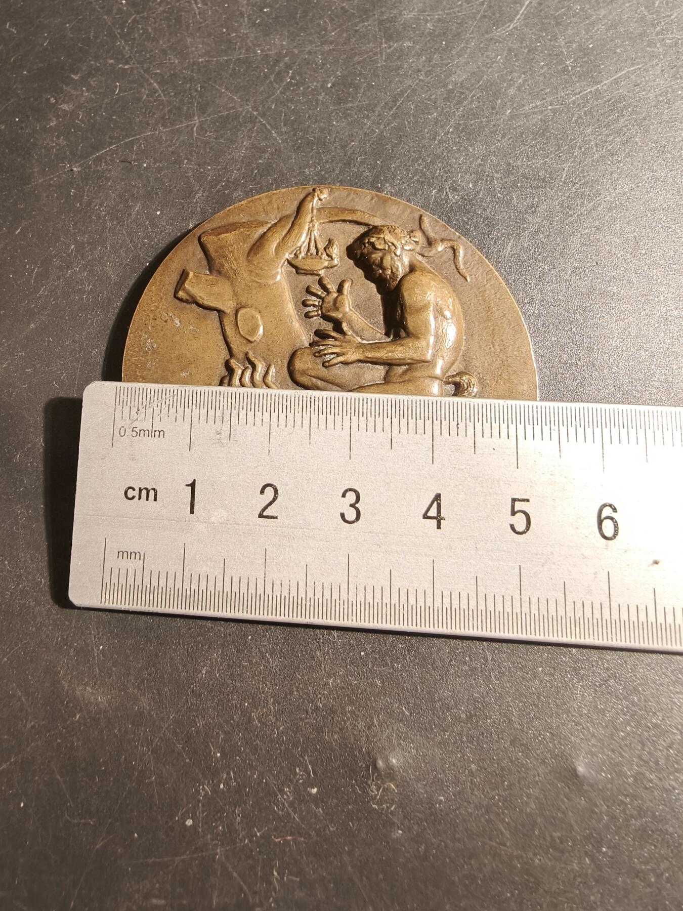 老王徽章第178期 法国电气公司大铜章   大师Dropsy作品    直径54mm    重量72.2g