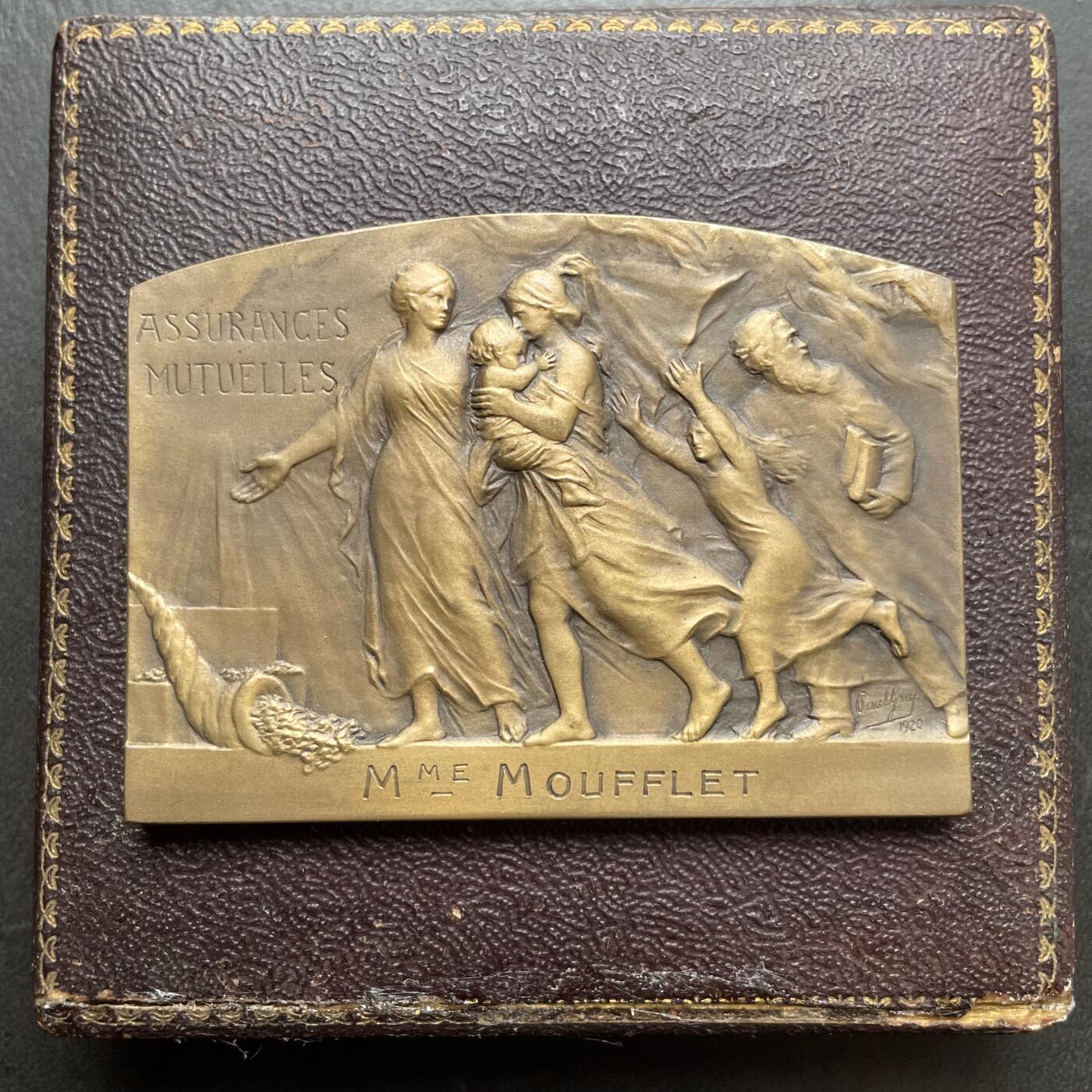 「木头集藏」章牌精品专场！ 1919年法国互助保险原盒铜奖章，尺寸：69.7 × 51.3 mm，102.5 g，边铭：BRONZE，双面刻画，少见铜章，原盒正常使用，品相很不错。