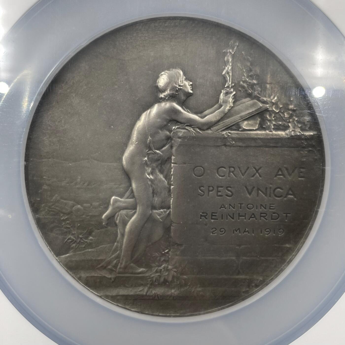 「木头集藏」章牌精品专场！ G Dupre～法国救赎大银章，MS63 ，直径：72mm，151g，难得好品，1919年刻字。正面是圣母玛利亚高举婴儿耶稣，圣约瑟跪于右侧；背面是圣约翰手捧十字架半跪于祭坛前，祭坛上的拉丁语铭文意为“愿基督的救赎降临”。背面所刻的名字是一个德语姓氏，这也从侧面反映了此章在当时的受欢迎程度，其影响力已经不仅仅局限于法国本土。