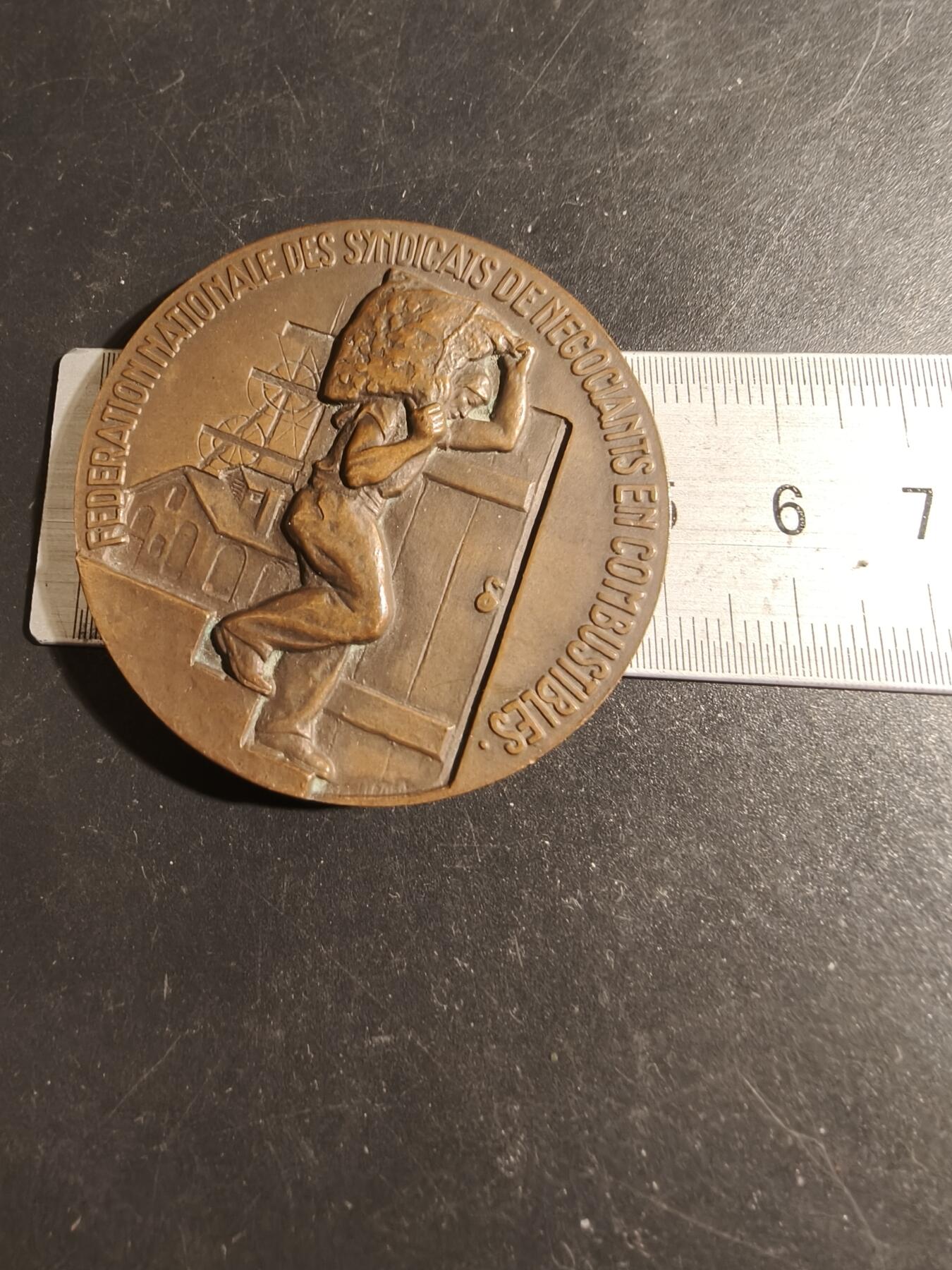 老王徽章第178期 法国全国燃料贸易商工会联合会大铜章      直径50mm     重量56.7g