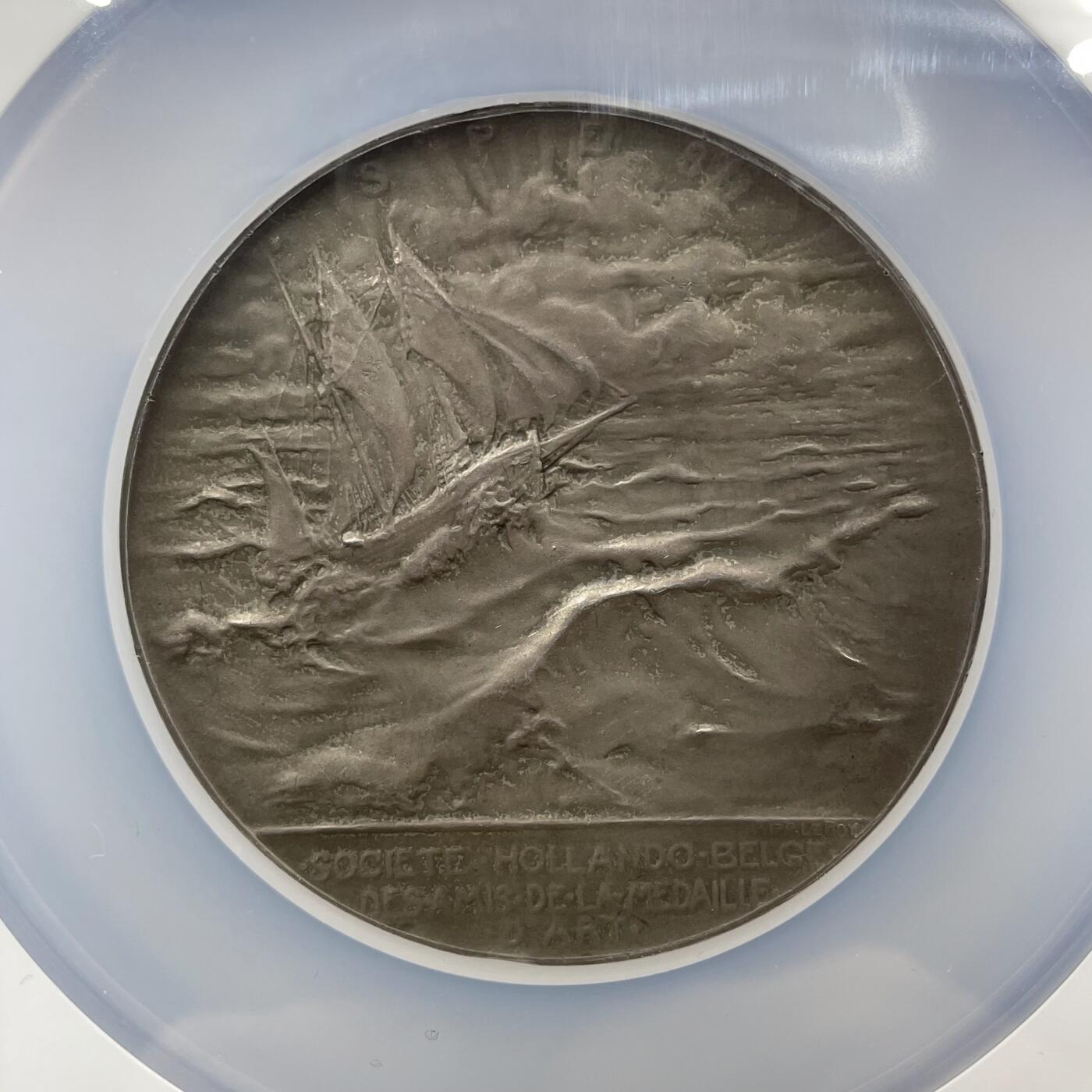 「木头集藏」章牌精品专场！ 荷兰-比利时章牌艺术之友协会1907年海牙和平会议大银章，MS 64  Le Roy作品，65mm，112克，品相极佳，协会第14号作品，银章发行量仅51枚！正面和平女神劝导战神铸剑为犁，背面和平之舟正在劈波斩浪。近年来欧洲拍卖含佣金价格均超过8000元人民币。  荷兰-比利时章牌艺术之友协会是章牌艺术史上重要的协会之一。