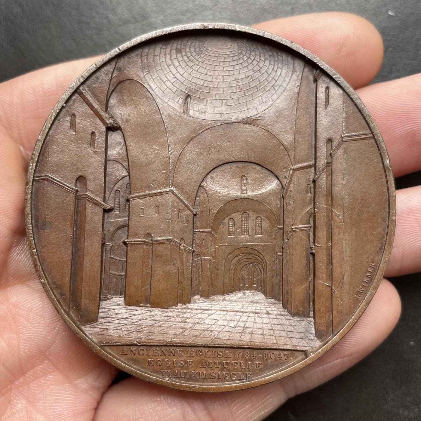 「木头集藏」章牌精品专场！ J Wiener～1854年法国佩里格圣弗龙大教堂铜章 ，直径：59mm，品相很好，著名的维纳（Wiener）教堂系列作品中的一枚，欧洲古典建筑章牌的典范，作为佩里格教区的主教座堂，自中世纪起就是法国西南部重要的宗教中心，见证了多尔多涅地区的宗教与社会变迁，1840年被列为法国历史古迹。