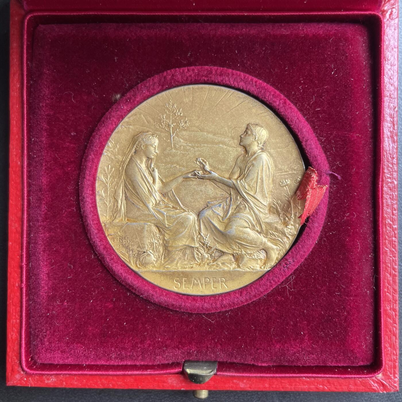 「木头集藏」章牌精品专场！ O.Roty～1900年法国“SEMPER”永恒的爱 婚礼40周年纪念银章 直径：41 mm，31 g  边铭：丰饶角 ARGENT  名家经典，很少见镀金版本，品相不错，精致皮盒正常使用。