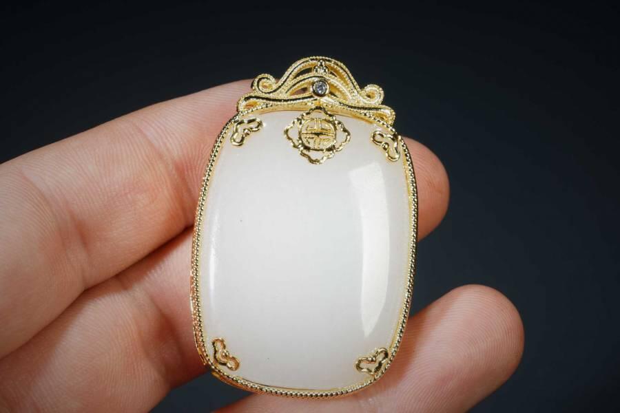 上海都达杂项专场五（全场包邮） 和田羊脂白玉嵌镀金平安无事牌挂件