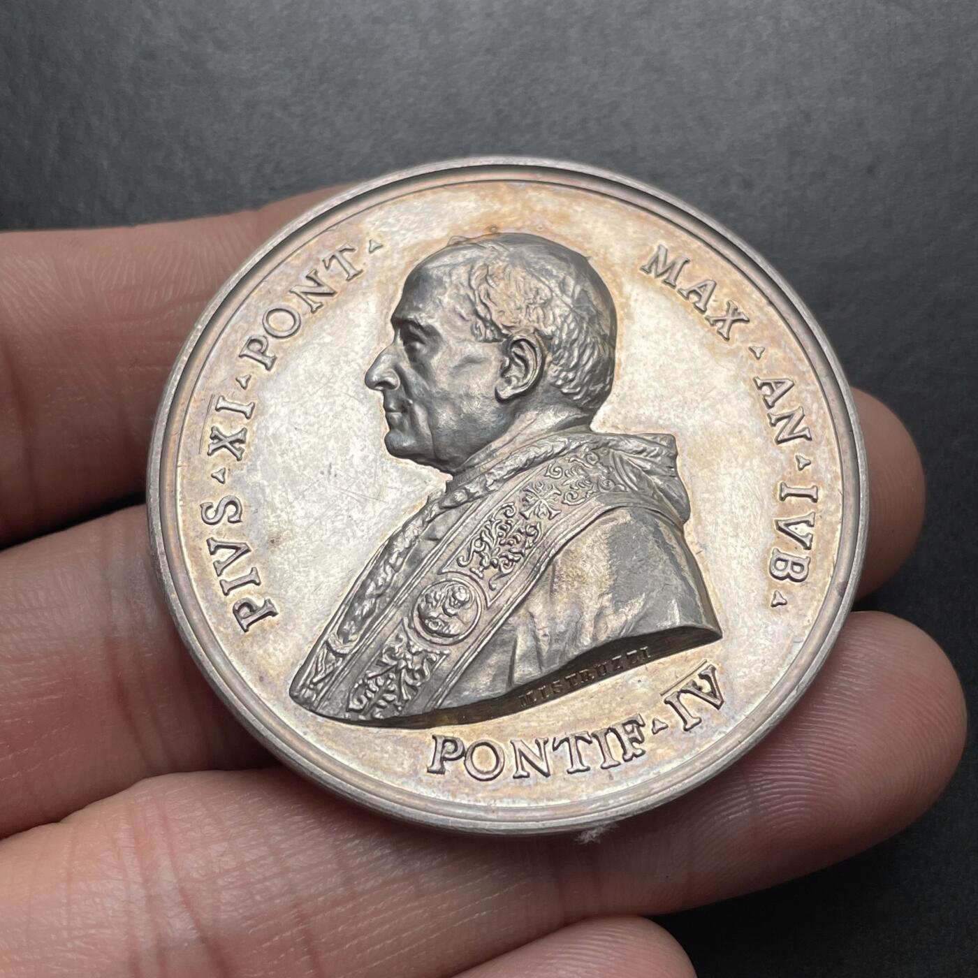 「木头集藏」章牌精品专场！ 1925年梵蒂冈教皇庇护十一世（1922—1939年在位）年度封圣银章，直径：44mm，33.6 g，品相不错。