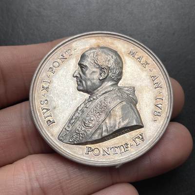 「木头集藏」章牌精品专场！ - 1925年梵蒂冈教皇庇护十一世（1922—1939年在位）年度封圣银章，直径：44mm，33.6 g，品相不错。