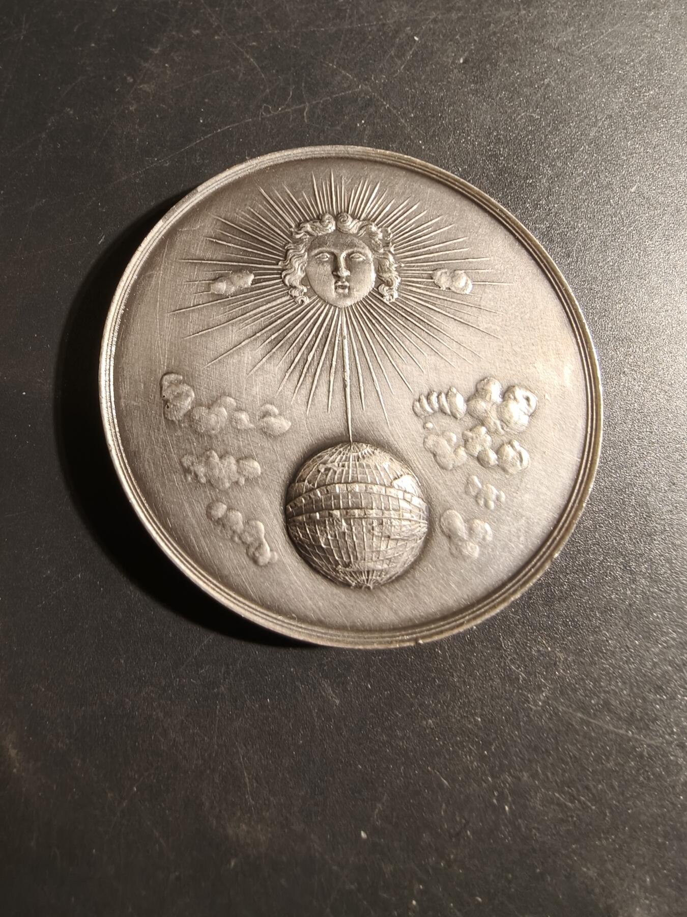 老王徽章第178期 法国天文学家和数学家奥本·勒维耶镀银大铜章     他是海王星的发现者     直径53mm    重量85.5g