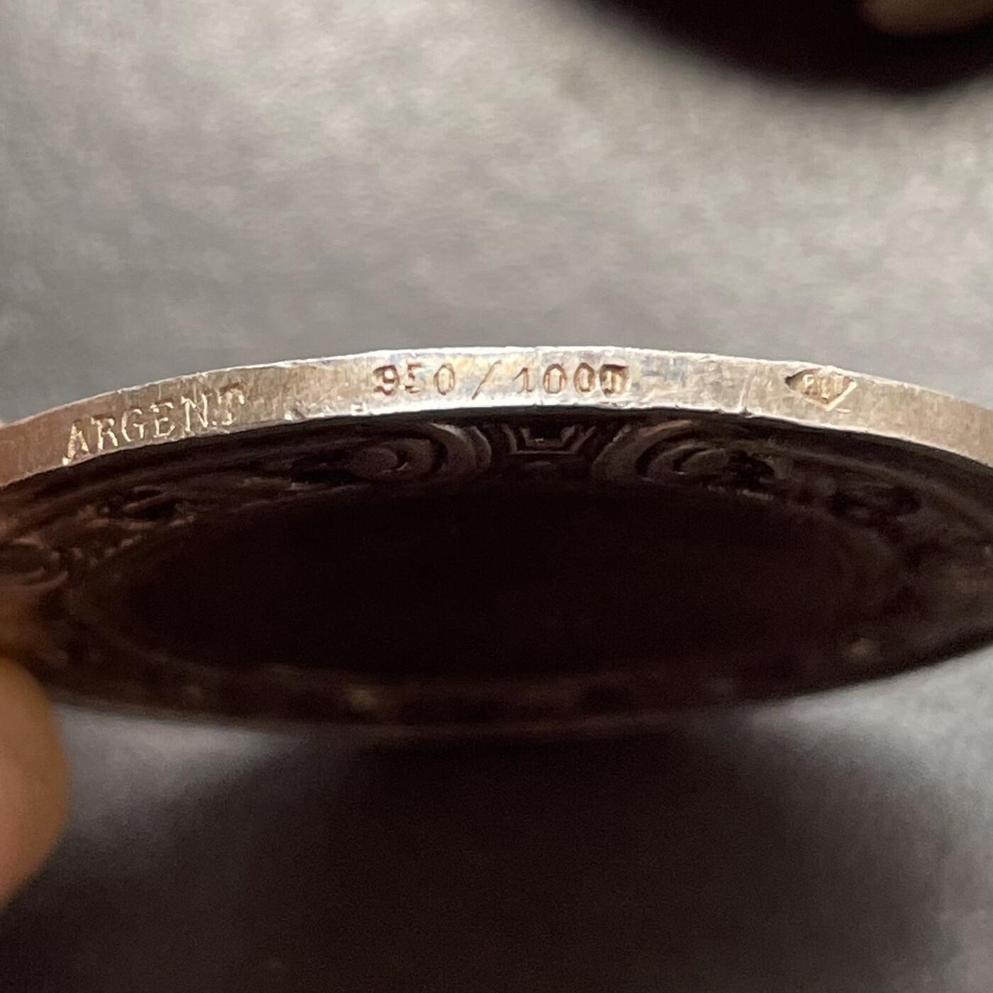 「木头集藏」章牌精品专场！ 法国婚礼纪念原盒银章，直径：36.8 mm，16.4 g，边铭：菱形厂标 ARGENT 950/1000，彩色氧化，品相不错，原盒正常使用。