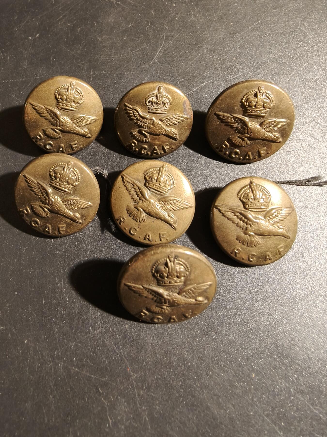 老王徽章第178期 英联邦皇家加拿大空军制服铜扣一组7枚      二战时期    25mm