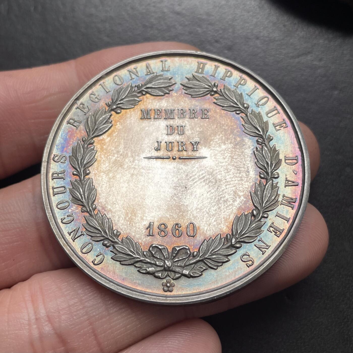 「木头集藏」章牌精品专场！ 1860年法国亚眠地区马术比赛原盒银奖章，直径：45 mm，50.1 g，边铭：手指 ARGENT （1845-1860年），彩色氧化，品相很不错，原盒正常使用。