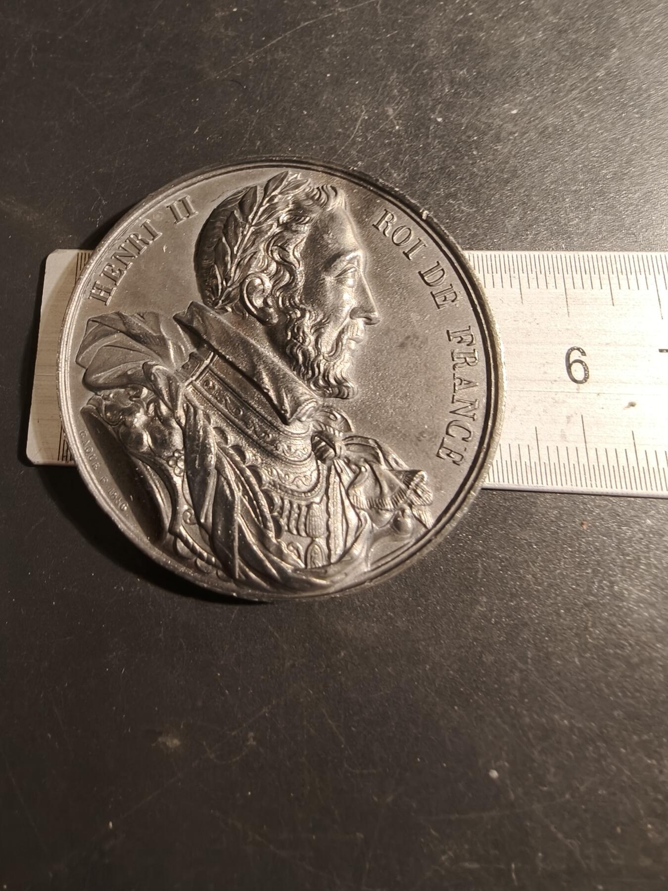 老王徽章第178期 法国历任国王纪念章    亨利二世   少见锡质     直径50mm    重量67g